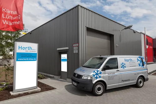 Betriebsgebäude von Herth Kälte- und Klimatechnik mit Servicewagen